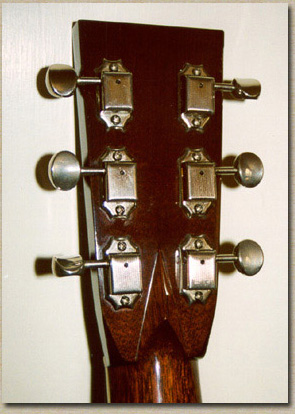 Notice the larger volute Collings used on older CW's and the old style Gotoh tuners.
